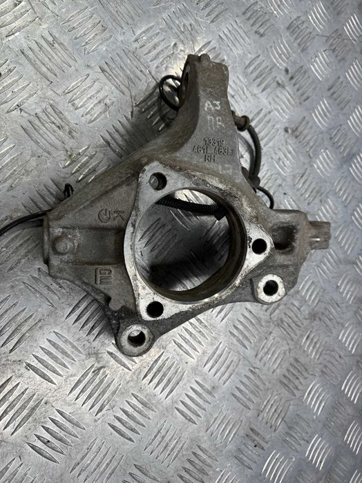 Поворотный кулак правый цапфа  Opel Astra J  13319483