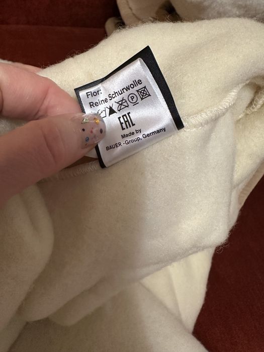 Халат жіночий з хутра мериноса розмір S-M

Колір - молочний 
Розмір S-