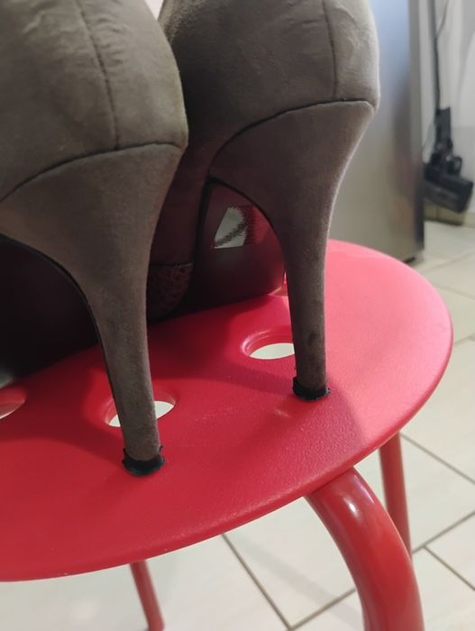 Szpilki 39            .