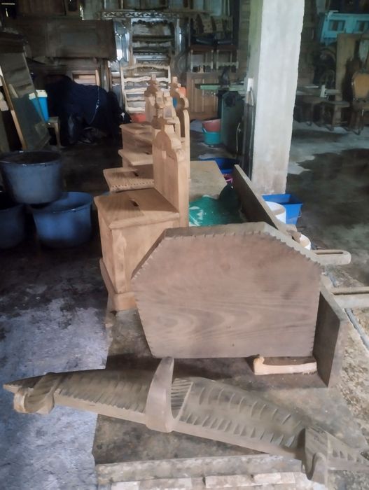 Restos do antigamente. Velharias em castanho maciço e peças decorativa