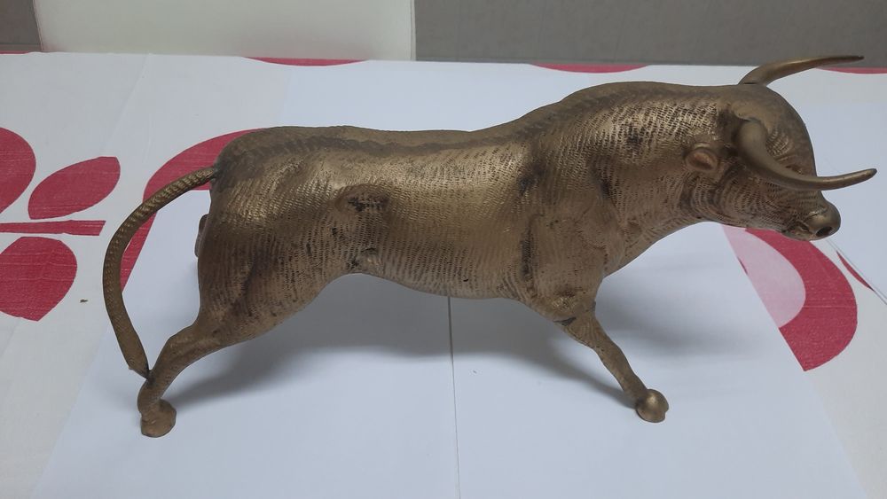 Touro escultura em latão