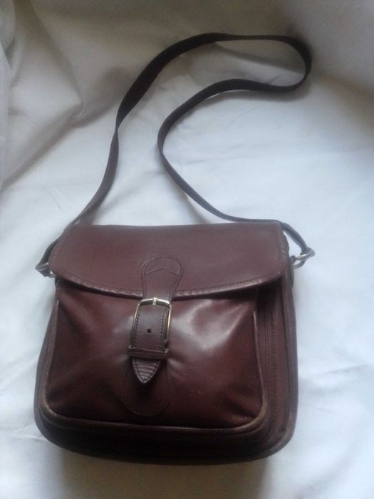 Conjunto de 5 malas de mão, em pele, usadas.