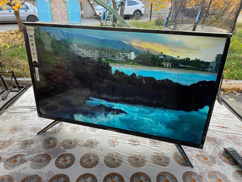 Телевизор Samsung 42 диагональ 4К 2/16GB Т2 Smart TV голосовий пульт
