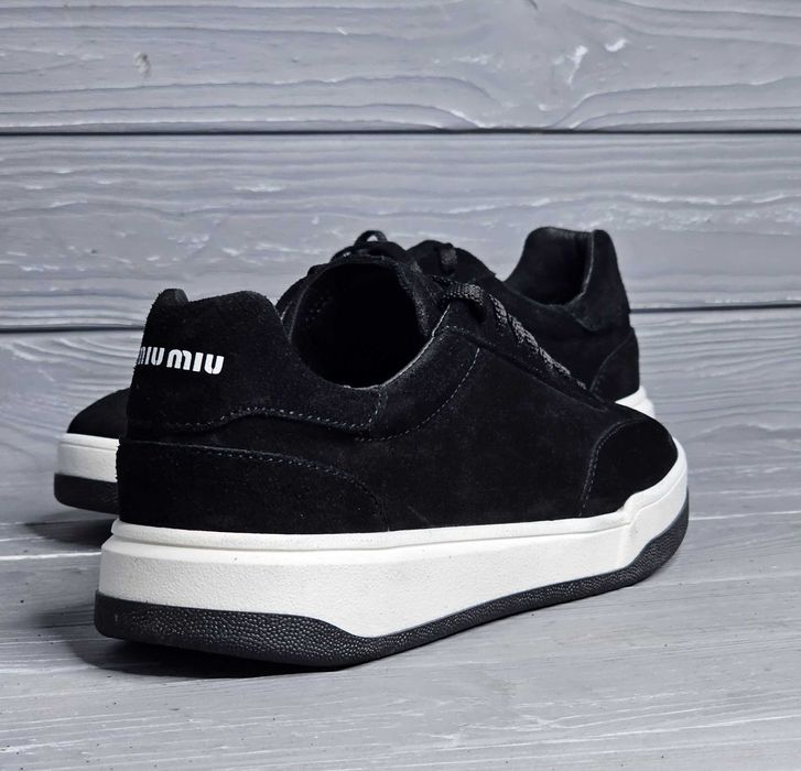 Женские черные коричневые замшевые кроссовки кеды на светлой подошве