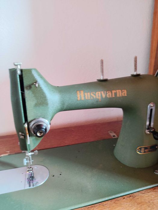 Máquina Costura Husqvarna com móvel