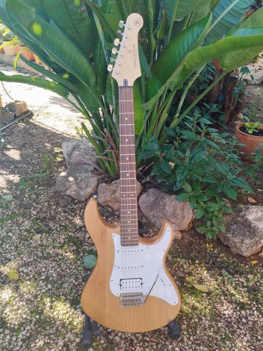 YAMAHA Pacifica 112J Electric Guitar / Guitarra