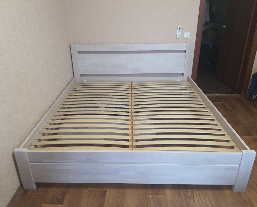 Продається двоспальне деревʼяне ліжко (180х200) + матрац.