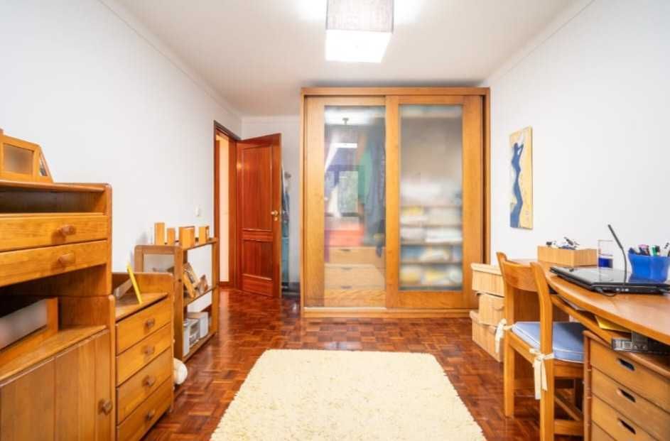 Carpete amarela de pelo pequeno