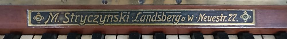 Старинное пианино.