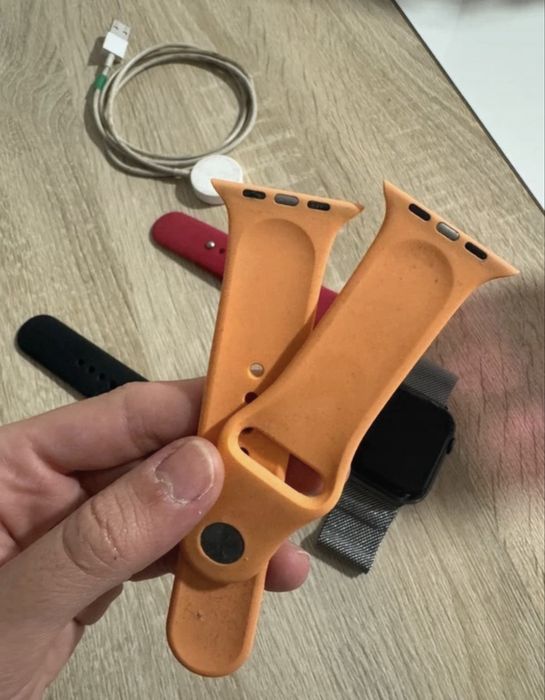 Apple Watch Series 4, plus 4 bracelets and charger
