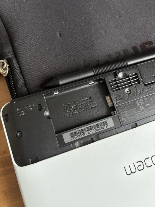 Tablet Gráfico Wacom Intuos CTL-490 (com caneta e bolsa)