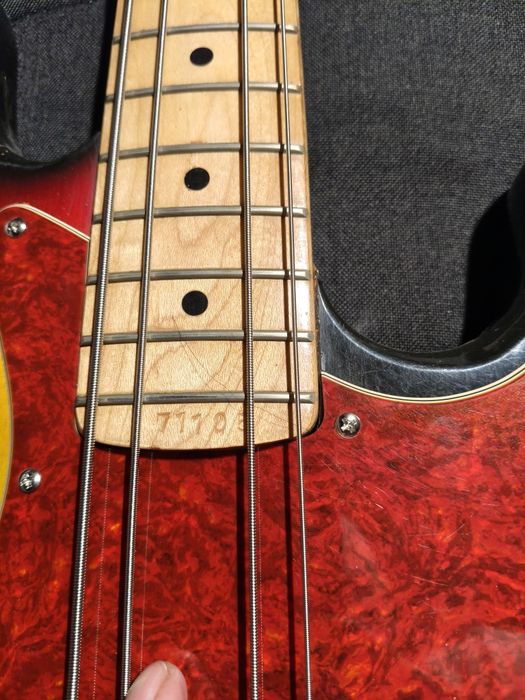 Gitara basowa Fernandes Jazz Bass