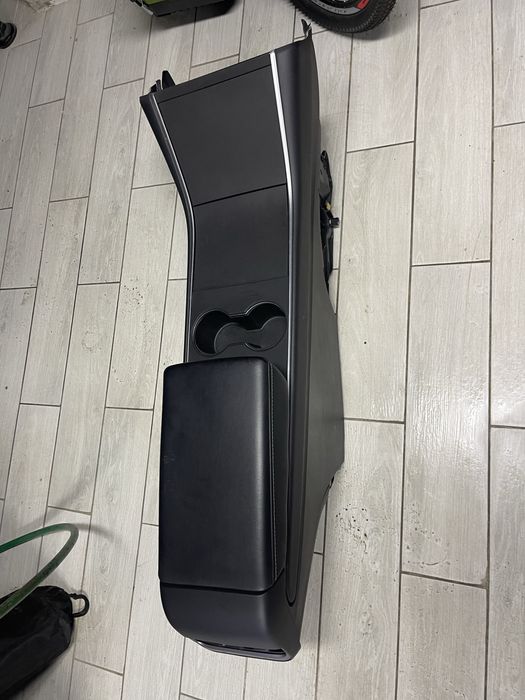Центральна консоль Tesla model Y/3