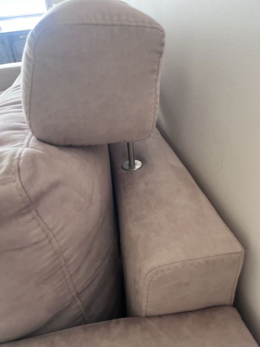 Sofa de veludo taupe rosa