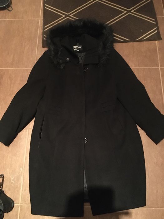 Czarny plaszcz z kapturem