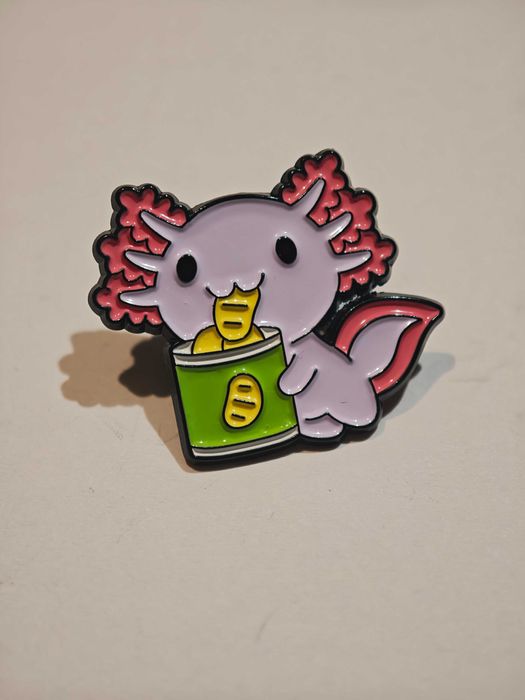 Axolotl przypinka emaliowana