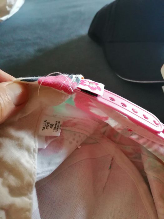 Vários bonés, vários preços