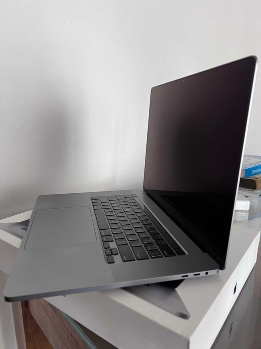 Продам ноутбук MacBook Pro, 16", Intel i9, 16 GB RAM, 1Tb