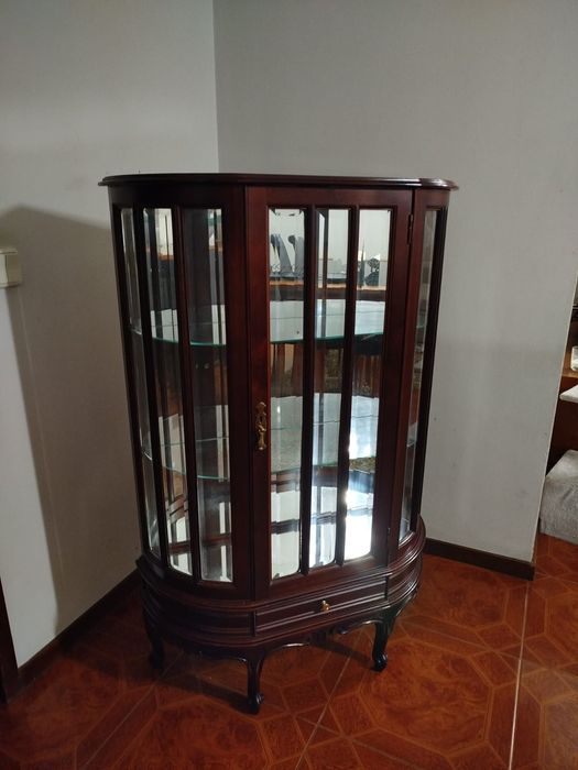 Cristaleira/ vitrine  clássica  em madeira