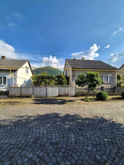 Продається капітальний цегляний будинок з літньою кухнею та великою ділянкою у м. Тячів