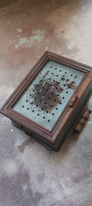 Braseira antiga em lata e madeira