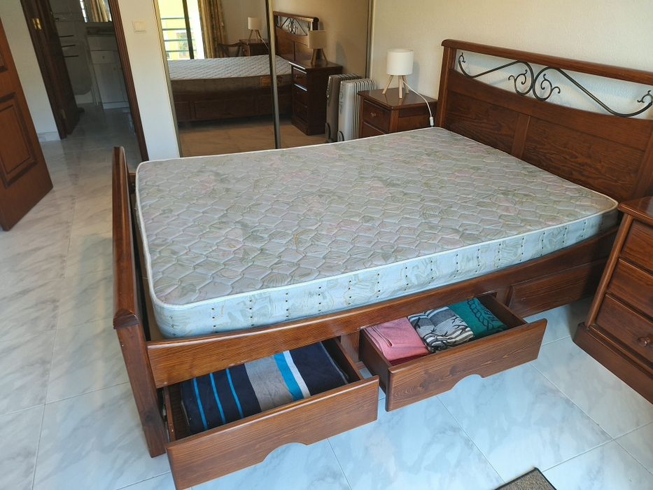 Mobilia Quarto Cama, colchao, 2 mesinhas