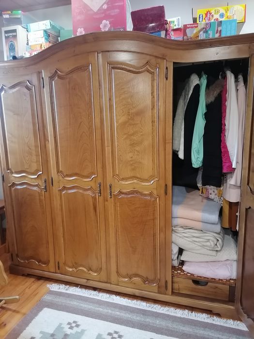 Roupeiro de 4 portas madeira maciça castanho está como novo.