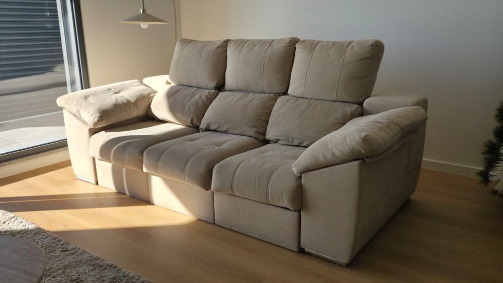 Sofá Deslizante Bege c/ Arrumação e Puffs – Como Novo