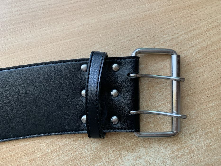 Ремінь з заклепками люверсами