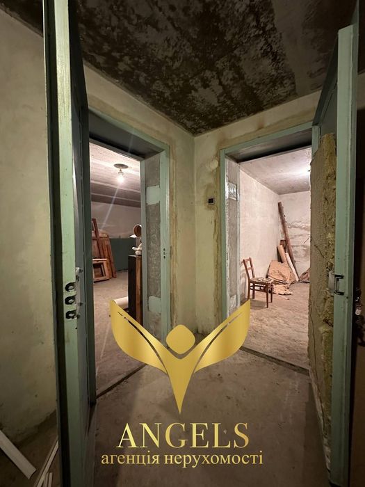 Продаж двоповерхового будинку із трьома гаражами та -1 поверхом