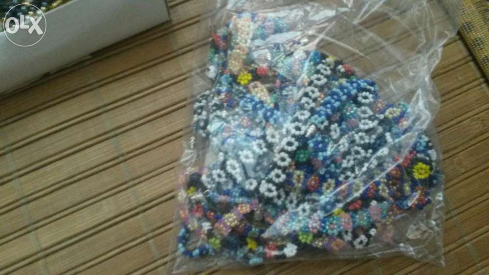 Vendo conjunto de mais de 70 bijuterias novas.