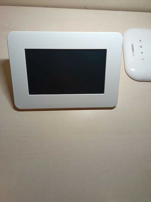 Цифровая фоторамка Samsung LP07 (SPF-71ES) white