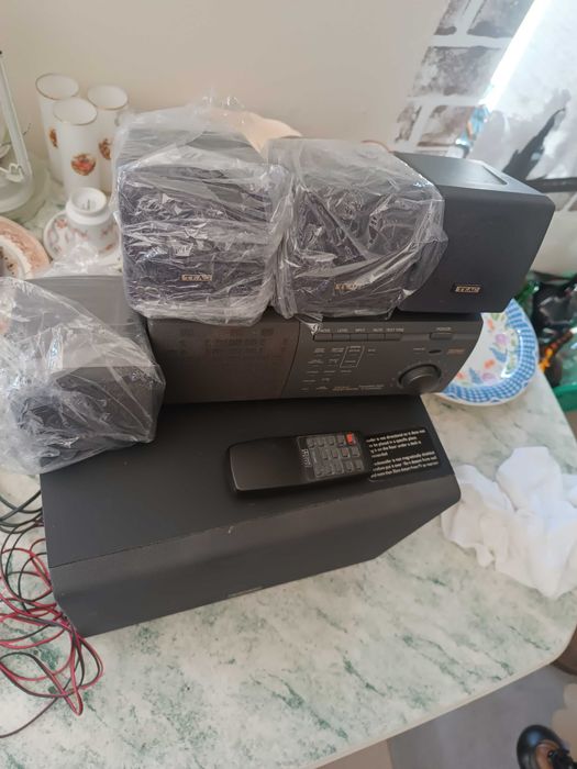 Colunas dolby surround teac.