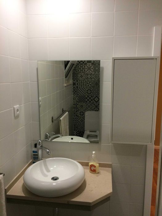 Apartamento com 6 grandes quartos, duas casas de banho completas, sala cozinha em open space.