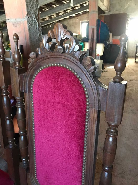 4 Cadeiras de madeira com veludo vermelho