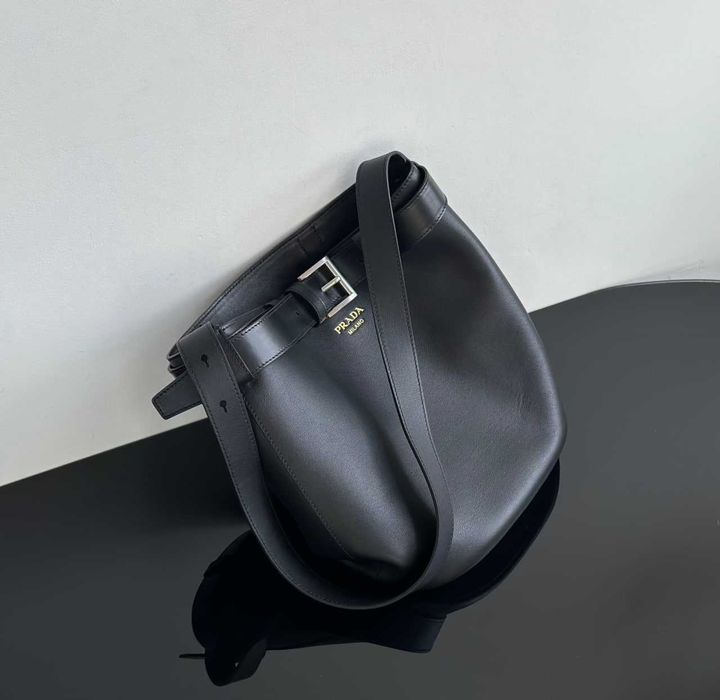 Prada Buckle -ekskluzywna torebka typu worek
