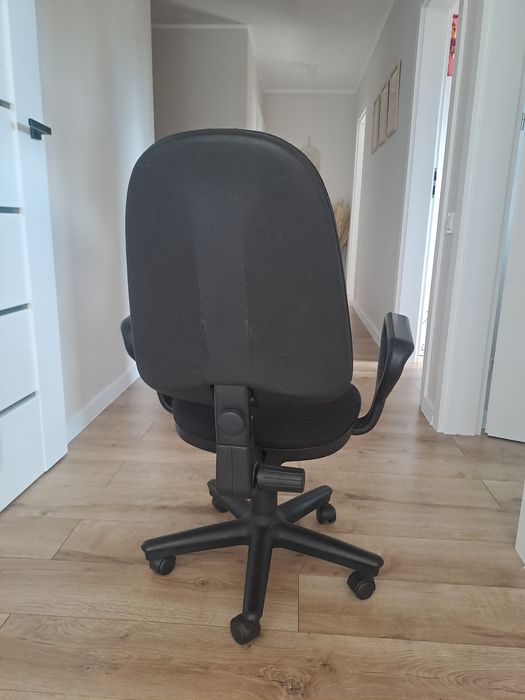 Fotel obrotowy na kółkach