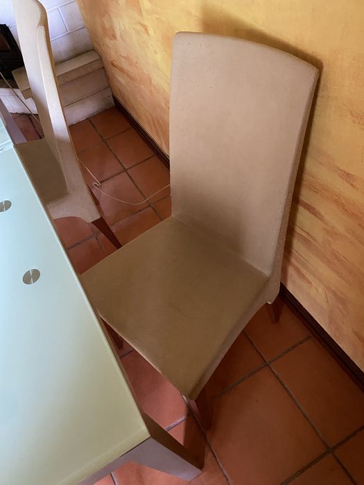 Cadeiras e mesa de jantar (para desocupar)