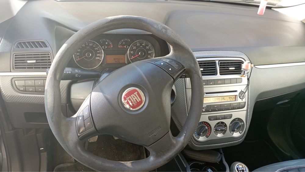 Carro FIAT Grande Punto 1.2 Active em otimo estado e estimado