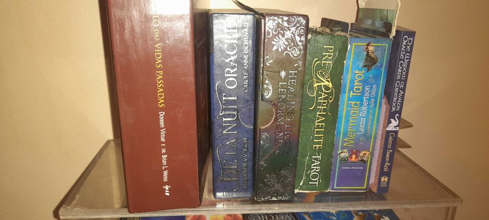 Varios baralhos de tarot