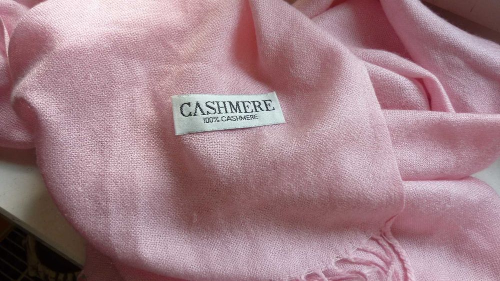 Duży kaszmirowy szal z niewielką wadą