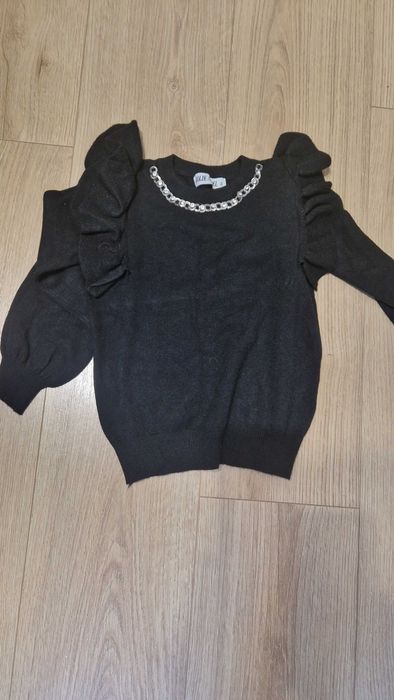 Sweter czarny z motylkami przy rękawach