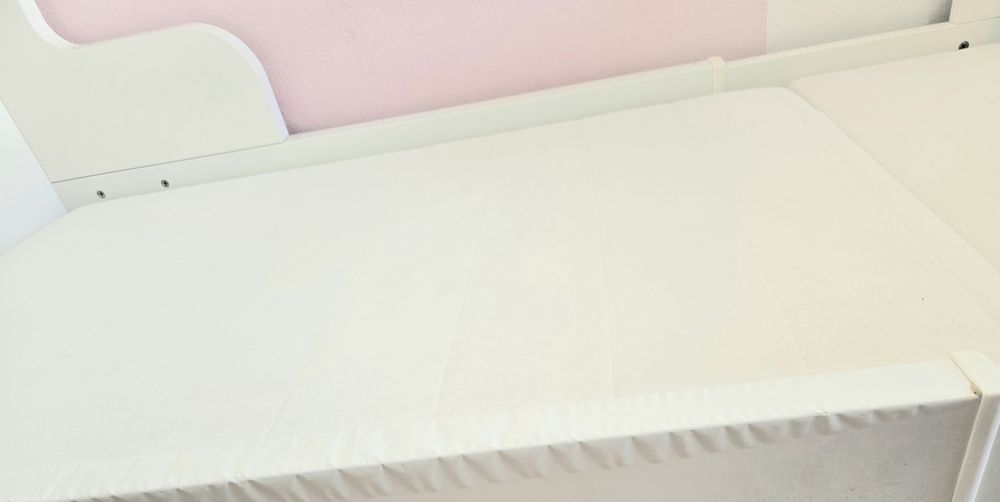 Cama e colchão infantil Ikea