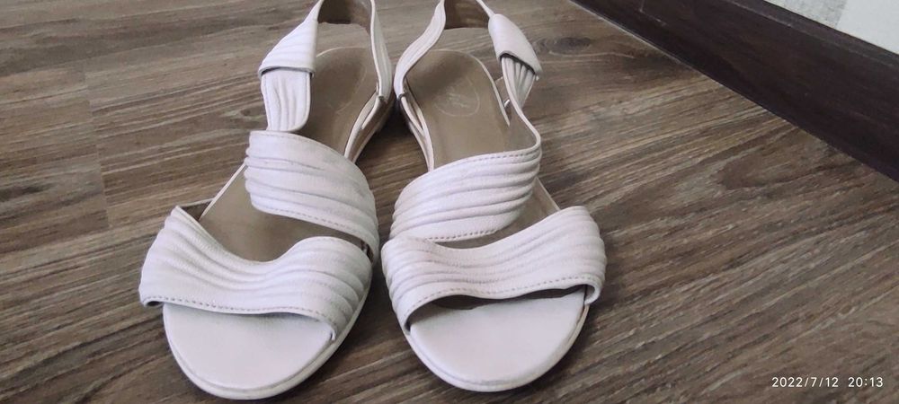 Продам жіночі босоніжки