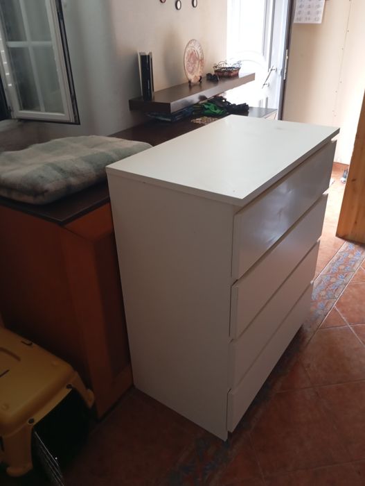 Cómoda branca de 4 gavetas