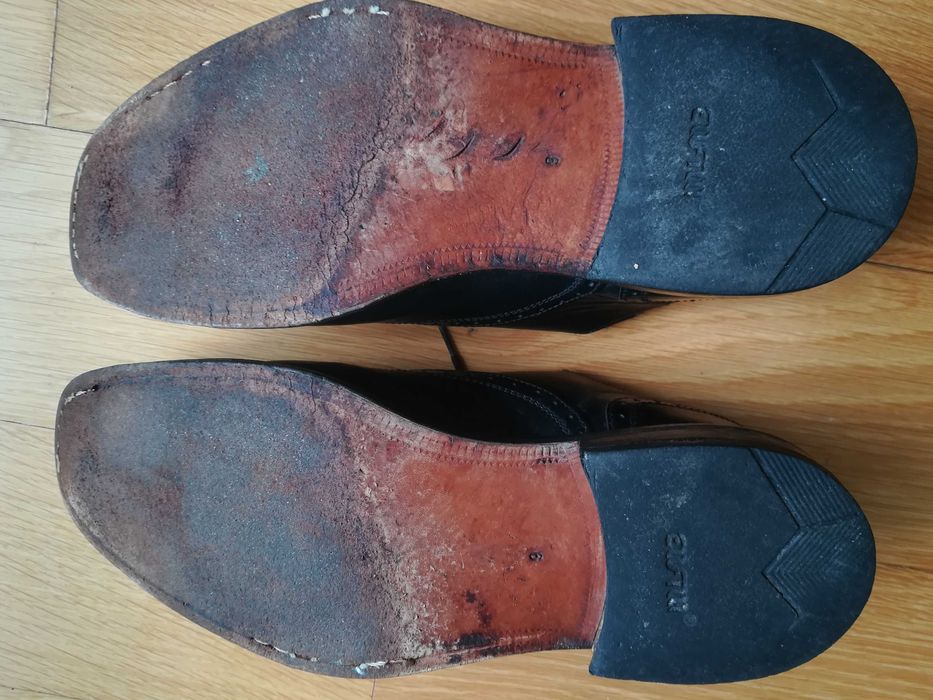 Sandália n. 41 e Sapatos pretos n. 9, para homem