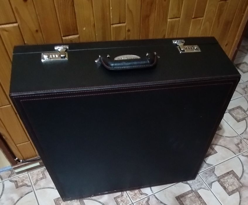 Duża walizka, kufer, w bardzo dobrym stanie