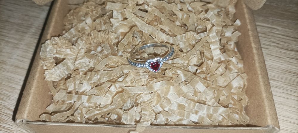 Продам кільце Pandora червоне серце