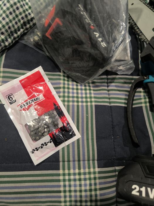 Serra elétrica nova com bateria e corrente exta