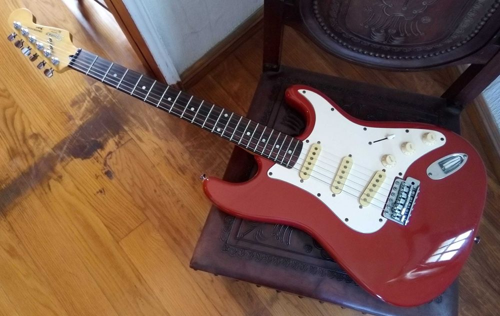 Guitarra (Squier by Fender Stratocaster Standard Fiesta Red Made in Korea 1989) Ligei a um Amplificador Gibson